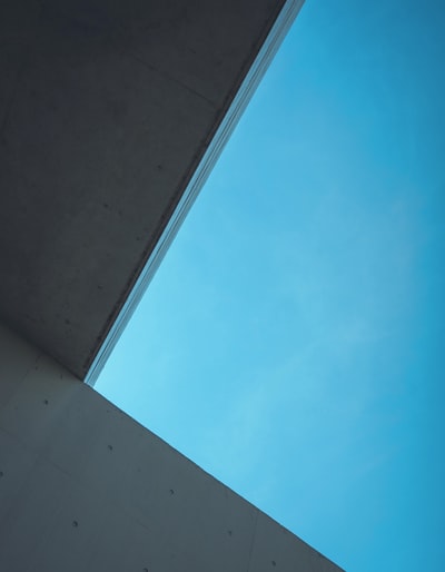 蓝色和白色涂墙
